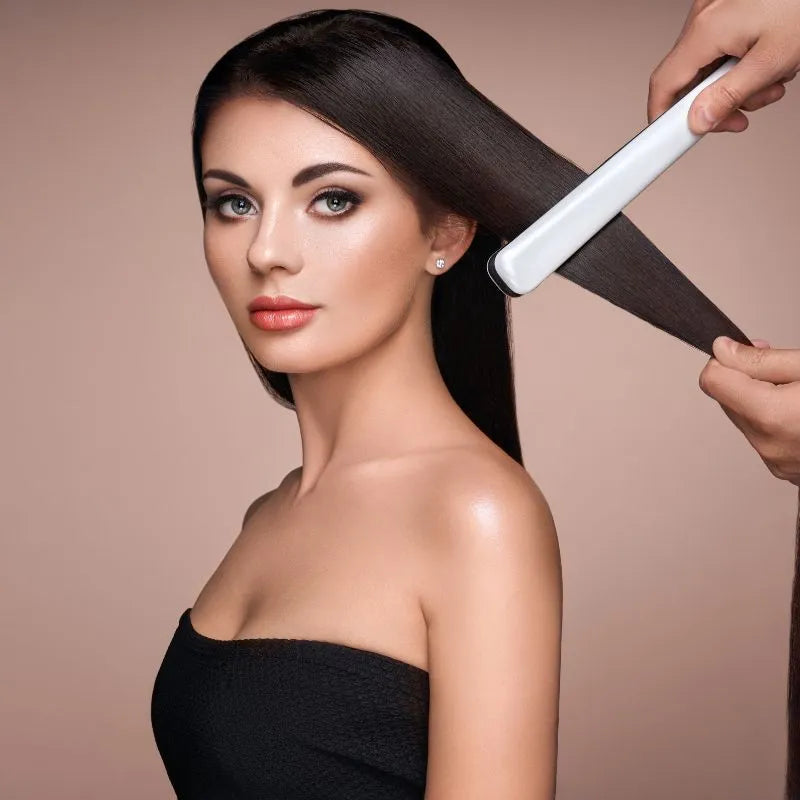 Femme qui se fait lisser les cheveux