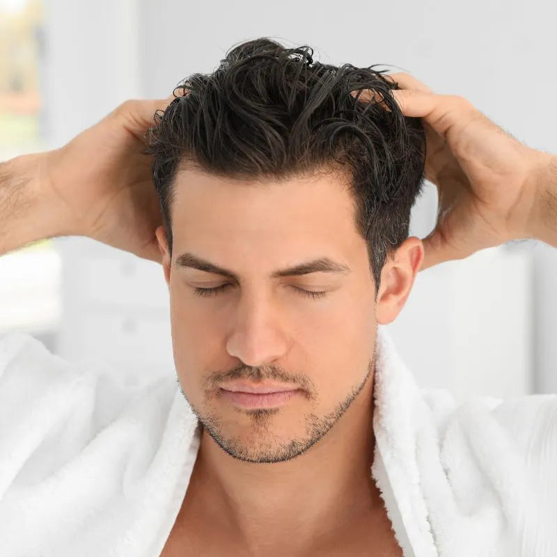 Homme se coiffant les cheveux