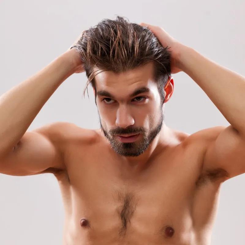 Homme qui se coiffe les Cheveux