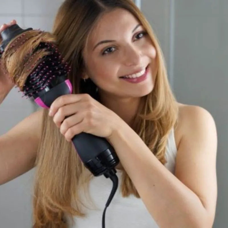 Femme qui se brosse les cheveux