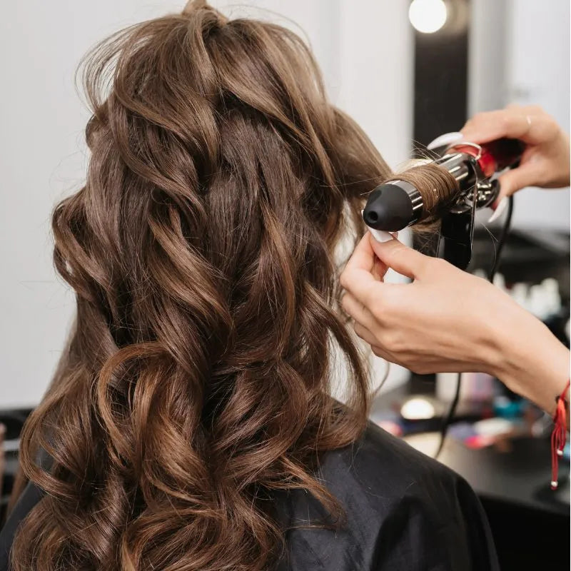 Femme qui se fait boucler les cheveux